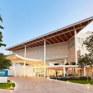 Fairfield & By Marriott Cancun Airport מלון
